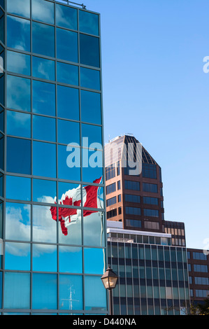 Nahaufnahme der Bürotürme mit Himmel und kanadische Flagge spiegelt sich auf Windows, Halifax, Nova Scotia, Kanada Stockfoto