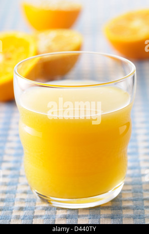 Nahaufnahme des Glas frisch gepressten Orangensaft Stockfoto