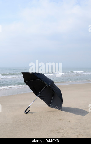 Öffnen Sie Sonnenschirm am Strand, Port Camargue, Grau du Roi, Gard, Languedoc-Roussillon, Frankreich Stockfoto