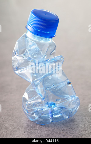 Nahaufnahme der zerkleinerten, leere Wasserflasche Stockfoto