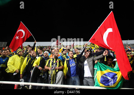 Zypern, Nikosia-Oktober 25: Fenerbahce Fans vor dem Spiel gegen AEL Limassol für UEFA Europa League Gruppe C Fußballspiel im Stockfoto