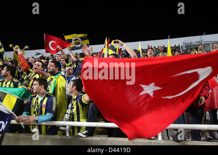 Zypern, Nikosia-Oktober 25: Fenerbahce Fans vor dem Spiel gegen AEL Limassol für UEFA Europa League Gruppe C Fußballspiel im Stockfoto