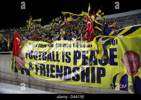 Zypern, Nikosia-Oktober 25: Fenerbahce Fans vor dem Spiel gegen AEL Limassol für UEFA Europa League Gruppe C Fußballspiel im Stockfoto