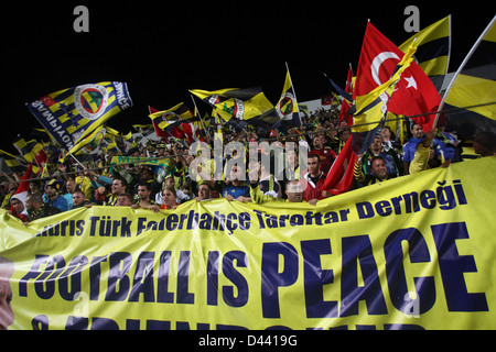 Zypern, Nikosia-Oktober 25: Fenerbahce Fans vor dem Spiel gegen AEL Limassol für UEFA Europa League Gruppe C Fußballspiel im Stockfoto