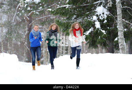 Drei Mädchen laufen auf dem Waldweg Stockfoto