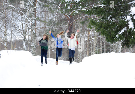 Drei Mädchen laufen auf dem Waldweg Stockfoto