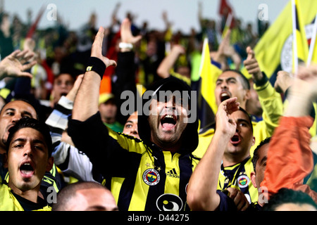 Zypern, Nikosia-Oktober 25:Fenerbahce Fans vor dem Spiel gegen AEL Limassol für UEFA Europa League Gruppe C Fußball match bei Stockfoto