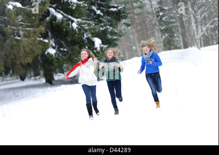 Drei Mädchen laufen auf dem Waldweg Stockfoto