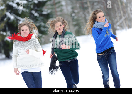 Drei Mädchen laufen auf dem Waldweg Stockfoto