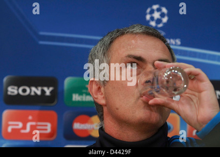 Nikosia, Zypern, März 26:Jose Mourinho während der Pressekonferenz von der UEFA Champions League-Spiel zwischen APOEL und Real Madrid Stockfoto
