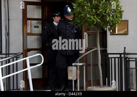 4. März 2013. London UK. Polizei bewachen den Eingang zum König Edward VII Krankenhaus in London, nachdem Königin Elisabeth II. zum Krankenhaus für Magenbeschwerden und Gastroenteritis zugelassen wurde. Die Königin ihre erste Nacht im Krankenhaus verbracht und wird voraussichtlich bleiben als Patient für mindestens 48 Stunden Stockfoto