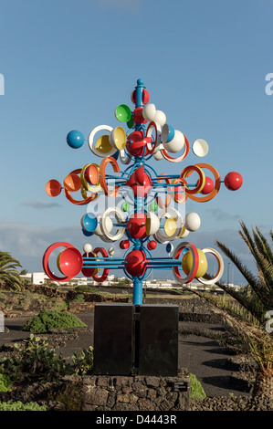 Wind-Skulptur vor Casa Cesar Manrique, Museum von Manrique-Stiftung, Lanzarote, Kanarische Inseln, Spanien Stockfoto