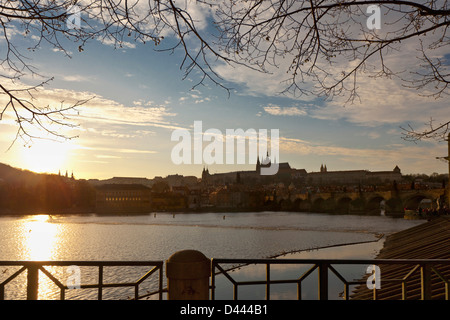 Blick über die Vltava (Moldau) in Richtung St. Vitus Kathedrale und Stadt Skyline, Prag Stockfoto