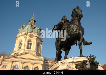 Schloss Charlottenburg ist mit der Statue von Frederich Wilhelm I. von Preußen, „der große Kurfürst“ von Andreas Schlüter (1696), in Berlin, 25. Dezember 2007, abgebildet. Fotoarchiv für ZeitgeschichteS.Steinach Stockfoto