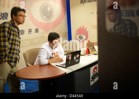 Sinas Mitarbeiter vorbereiten für NBA Basketball Spiel live-Webcast im Büro in Peking, China. 2013 Stockfoto