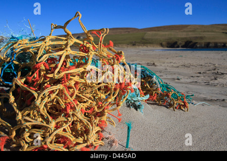 Bunten verworrenen Fischernetze gewaschen durch das Meer liegen auf dem Sand am St. Ninian Tombolo, Shetland-Inseln Stockfoto