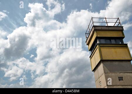 Ein Überwachungsturm des ehemaligen Grenzpostens der Berliner Mauer an der Bernauer Straße in Berlin, 9. Juli 2011. Seit der deutschen Wiedervereinigung 1990 wurde hier eine Gedenkstätte für die Berliner Mauer und ihre Opfer errichtet, die Gedenkstätte Berliner Mauer. Fotoarchiv für ZeitgeschichteS.Steinach Stockfoto