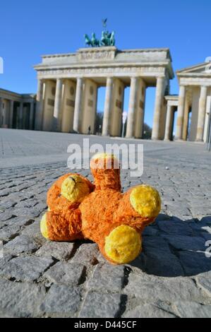 Illustration - Ein Teddybär wird auf dem Boden vor dem Brandenburger Tor in Berlin am 6. März 2011 abgebildet. Fotoarchiv für ZeitgeschichteS.Steinach Stockfoto