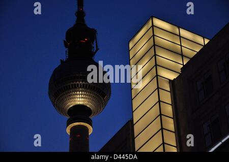 Nachtblick auf den Fernsehturm und die beleuchtete Glaskonstruktion des Berolina-Hauses am Alexanderplatz in Berlin, 7. März 2011. Fotoarchiv für ZeitgeschichteS.Steinach Stockfoto