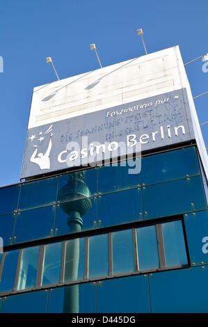 Eine alte Anzeigetafel für das Casino Berlin schreibt: "Reine Faszination. Die Spannung steigt im 37. Stock. Casino Berlin." Am Alexanderplatz in Berlin, 26. Februar 2011. Das Casino Berlin befindet sich im 37. Stock des Park Inn Hotels. Fotoarchiv für ZeitgeschichteS.Steinach Stockfoto