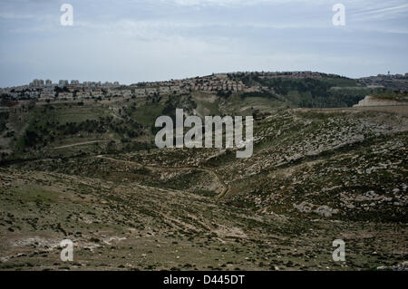 Ein Blick in Richtung Maale Adumim aus der Nachbarschaft Mevaseret Adumim in umstrittenen E1 in dem Bau seit 2009 unter internationalem Druck auf die israelische Regierung eingefroren ist. Mevaseret Adumim, Israel. 4. März 2013.  E1-Bereich ist ein Hindernis zu überwinden in jeder zukünftigen Friedensvertrag zwischen Israel und den Palästinensern. E1 kann entweder eine kontinuierliche israelischen Bevölkerung zwischen Jerusalem und Maale Adumim oder eines zusammenhängenden palästinensischen Staates von Norden nach Süden zu bestimmen. Stockfoto