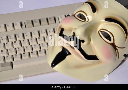 Eine anonyme Maske (auch: Guy Fawkes Maske oder Vendetta Maske) wird in 2011 auf einer PC-Tastatur dargestellt. Fotoarchiv für ZeitgeschichteS.Steinach Stockfoto