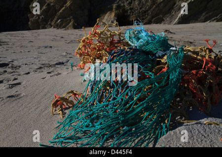 Bunten verworrenen Fischernetze gewaschen durch das Meer liegen auf dem Sand am St. Ninian Tombolo, Shetland-Inseln Stockfoto