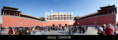 Besucher vor der Meridian-Tor auf Peking, China. Stockfoto