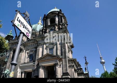 Blick auf den Berliner Dom und das Schild "Lustgarten" in Berlin, Deutschland, 20. August 2011. Im Hintergrund ist die Oberseite des Fernsehturms sichtbar. Fotoarchiv für ZeitgeschichteS.Steinach Stockfoto