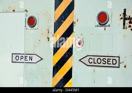 Zwei Pfeile mit der Aufschrift „Offen“ und „Schließen“ sind am Hangartor des Berliner Tempelhof Airport in Berlin, Deutschland, 30. September 2011 abgebildet. Fotoarchiv für ZeitgeschichteS.Steinach Stockfoto