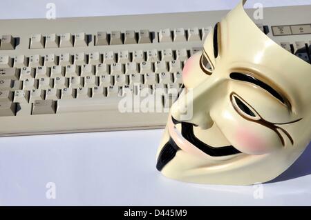 Eine anonyme Maske (auch: Guy Fawkes Maske oder Vendetta Maske) wird in 2011 auf einer PC-Tastatur dargestellt. Fotoarchiv für ZeitgeschichteS.Steinach Stockfoto