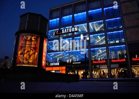 Vor einer Niederlassung des Einzelhändlers für Unterhaltungselektronik Saturn am Alexanderplatz in Berlin, 7. März 2011, ist eine Anzeigespalte abgebildet. Ein Poster wirbt für die Fast-Food-Kette „Kentucky Fried Chicken“, die auch einen Joint am Alexanderplatz hat. Fotoarchiv für ZeitgeschichteS.Steinach Stockfoto