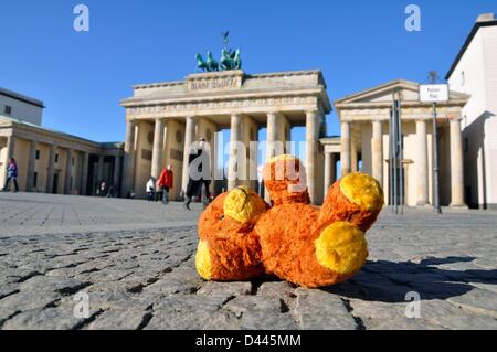 Illustration - Ein Teddybär wird auf dem Boden vor dem Brandenburger Tor in Berlin, Deutschland, am 6. März 2011 abgebildet. Fotoarchiv für ZeitgeschichteS.Steinach Stockfoto