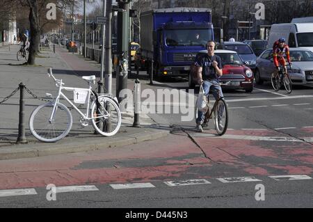 Ein weißes Fahrrad ist an der Kreuzung Prenzlauer Allee/Danziger Straße im Stadtteil Prenzlauer Berg in Berlin, Deutschland, 25. März 2010 abgebildet. Ghost-Bikes zu Gedenken an der Stelle von einem Motorradunfall diejenigen, die bei dem Unfall tödlich verletzt wurden. Auf dem Fahrrad, ein symbolisches Kreuz und Informationen des Opfers werden angezeigt, mit dem Datum des Unfalls: "Radfahrer-34 Jahre alt. 24. Juni 2009. www.geisterräder.de ". Die Idee wurde in den USA und wurde zum ersten Mal im Jahr 2010 in Deutschland von der deutschen Radfahrer Club Allgemeine Deutsche Fahrrad-Club (ADFC) realisiert. Foto: Berliner Verlag/S.Stei Stockfoto