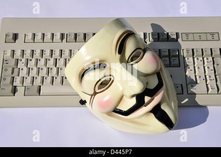 Eine anonyme Maske (auch: Guy Fawkes Maske oder Vendetta Maske) wird in 2011 auf einer PC-Tastatur dargestellt. Fotoarchiv für ZeitgeschichteS.Steinach Stockfoto