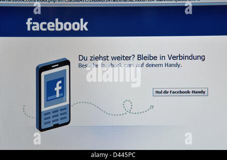 Illustration - Ein Detail der Internetpräsenz des sozialen Netzwerkdienstes „facebook“ zeigt die Abmeldeseite, auf der Werbung für die mobile Version von facebook gemacht wird, am 9. Juli 2011. Es zeigt die deutsche Übersetzung des Schreibens "unterwegs? Bleiben Sie in Verbindung. Besuchen Sie facebook.com auf Ihrem Mobiltelefon.“ Und eine Schaltfläche zum Herunterladen der facebook-App. Fotoarchiv für ZeitgeschichteS.Steinach Stockfoto