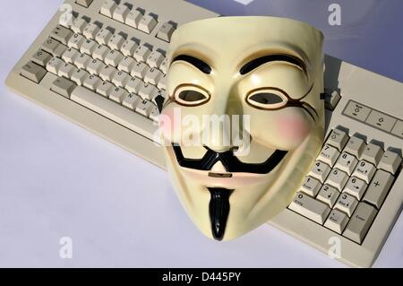 Eine anonyme Maske (auch: Guy Fawkes Maske oder Vendetta Maske) wird in 2011 auf einer PC-Tastatur dargestellt. Fotoarchiv für ZeitgeschichteS.Steinach Stockfoto