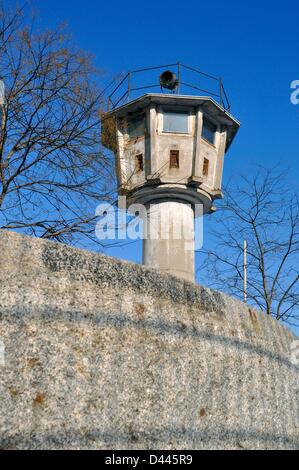 Einer der letzten drei Überwachungsturme der Berliner Mauer an der Erna-Berger-Straße in Berlin, 10. Februar 2012. Der sogenannte Rundblickbeobachtungsturm (Panoramaaussichtsturm) befand sich außerhalb des Todesstreifens und diente zur Sicherung des Gebiets vor der Grenze. Seit 2001 steht der Überwachungsturm unter monumentalem Schutz; er wurde aufgrund von Neubauten in der Gegend 8 Meter nach Osten verlegt. Fotoarchiv für ZeitgeschichteS.Steinach Stockfoto