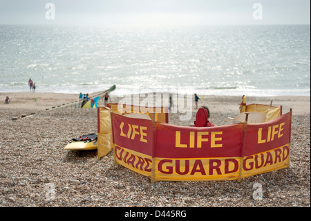 Rettungsschwimmer, Blick auf das Meer auf Brighton Beach, East Sussex, England, UK Stockfoto