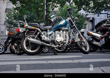 Blick auf Motorräder, in der Mitte ein Fahrrad des Typs „Daelim“, während einer unvergesslichen Fahrt in Berlin, Deutschland, 9. Oktober 2011. Fotoarchiv für ZeitgeschichteS.Steinach Stockfoto