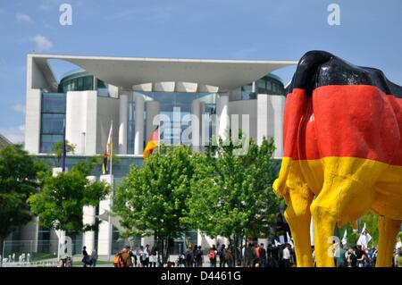 Ein coe in den Farben der deutschen Flagge schwarz, rot und kalt wird während einer Demonstration von Milchbauern vor dem deutschen Bundeskanzleramt in Berlin, Deutschland, am 09. Juni 2011 abgebildet. Fotoarchiv für Zeitgeschichte Stockfoto