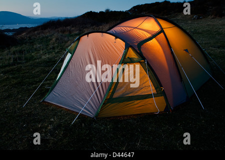 Nylon-Zelt aufgestellt für einen Camping-Urlaub in der freien Natur bereit für eine gemütliche Nacht unter den Sternen Stockfoto