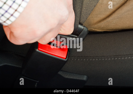 Nahaufnahme von Fahrer und Beifahrer Befestigung Sicherheitsgurt in einem Kraftfahrzeug Vordersitz Stockfoto