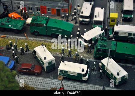 Eine Polizeioperation wird mit Miniaturfiguren in einem Diorama im Polizeimuseum in Berlin, Deutschland, am 05. März 2012 nachgestellt. Fotoarchiv für Zeitgeschichte Stockfoto