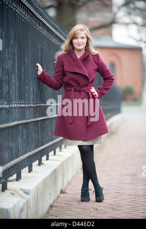 Junge, blonde Frau in Winterkleidung im freien Stockfoto