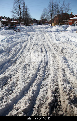 Tiefe Reifen Spur im Schnee Stockfoto