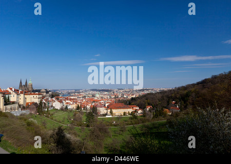 Blick auf Prag von Petrin-Hügel Stockfoto