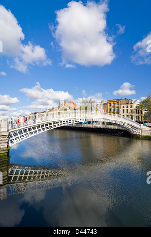 Senkrechten Blick auf die Ha'Penny Brücke aka Droichead Na Leathphingine oder Liffey Brücke in Dublin an einem sonnigen Tag. Stockfoto