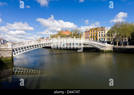 Horizontale Ansicht der Ha'Penny Brücke aka Droichead Na Leathphingine oder Liffey Brücke in Dublin an einem sonnigen Tag. Stockfoto