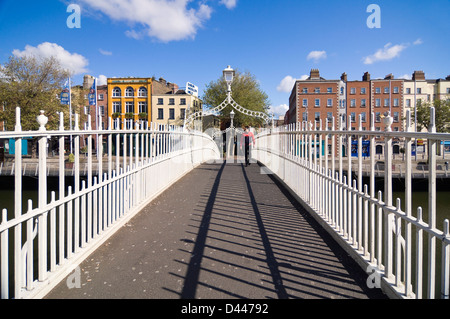 Horizontale Ansicht der Ha'Penny Brücke aka Droichead Na Leathphingine oder Liffey Bridge in Dublin. Stockfoto